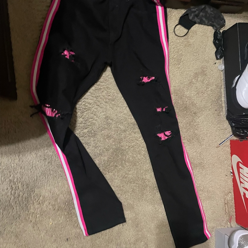 Black pinks and white jeans